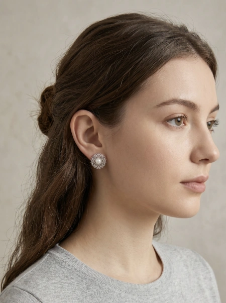 Gold and silver hollowed-out flower-shaped pearl stud earrings, a unique and elegant accessory for women and summer Gold and silver hollowed-out flower-shaped pearl stud earrings, a unique and elegant accessory for women and summer